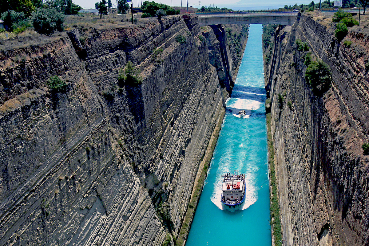 Коринфский канал — бесшлюзовый судоходный канал в Греции